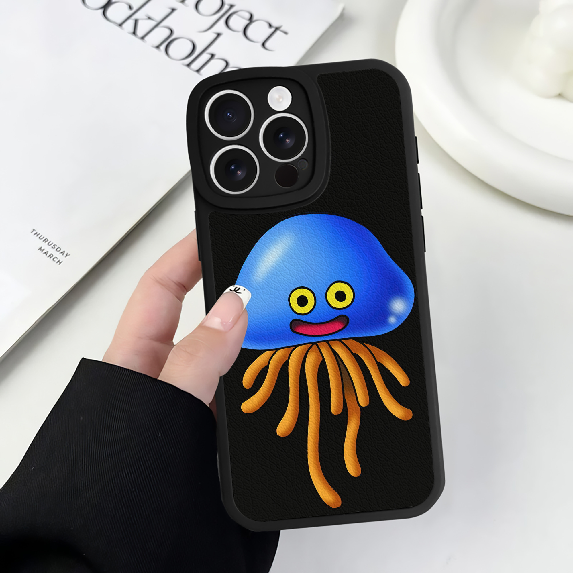 （画像用） ドラゴンクエスト Doragon Kuesuto Dragon Quest 【iPhone 16シリーズ対応】シリコンスマホケース（レザー調） 材質：シリコン